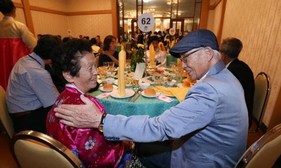8月20日，朝韩离散家属在朝鲜金刚山共进晚餐。
