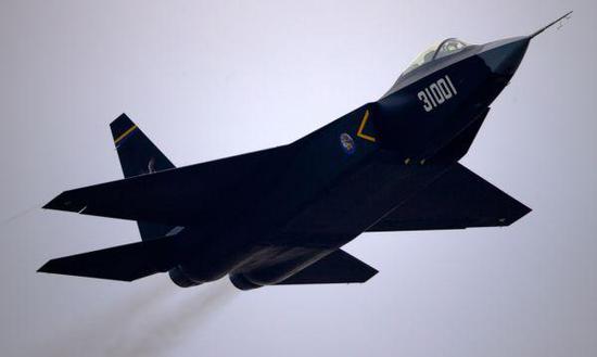 资料图片：中国沈飞公司研发的FC-31隐身战机验证机。（图片来源于网络）