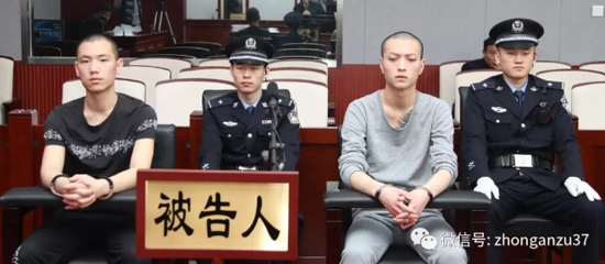 ▲候某（左）沈某在法院受审。    北京市二中院供图