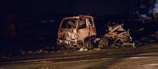 30多輛大貨車在爆燃事故中毀壞。攝影/本刊記者 董潔旭