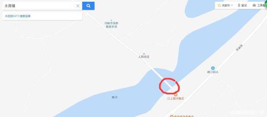 车辆被打捞起的地点 本文图片均来自成都商报