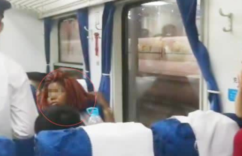 视频：霸座成流行？火车霸座外籍女被拍摄后朝人群泼