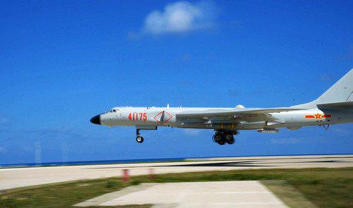 空军轰-6K战机开展岛礁起降训练（资料照片）。新华社发