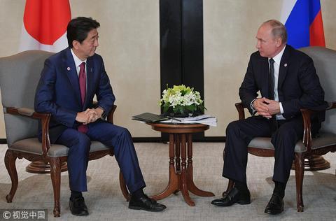 去年11月14日,普京与安倍晋三在新加坡举行会晤。(图:视觉中国)