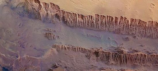 火星上的水手大峡谷是太阳系最深峡谷  欧洲空间局 资料图