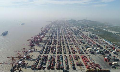 上海洋山港集装箱码头。（新华社）
