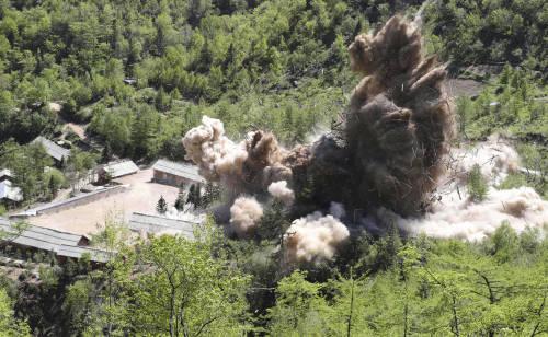 5月24日，朝鲜对丰溪里核试验场多条坑道和附属设施进行爆破，并宣布正式废弃这座核试验场。（新华社）