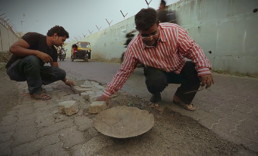 视频：因儿子死于道路坑洞 印度父亲3年填补600