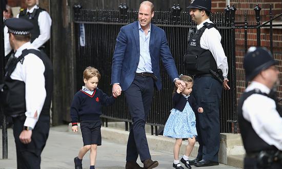 视频：乔治小王子和夏洛特公主去医院看弟弟