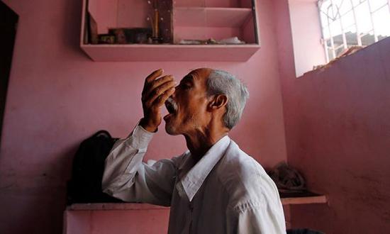 孟买，一名结核病人在服药。调查显示人们对肺结核的抗药性正在提高。