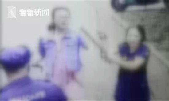 女子上树摘杨梅被保安劝阻后发飙:木棍打断用脚踹