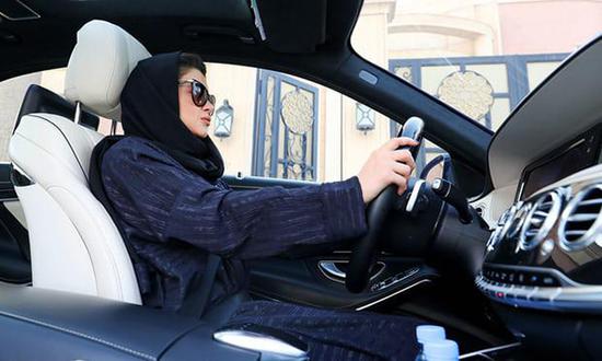 沙特女性驾车的禁令将在24日解除，一些女性已提前开始试驾。