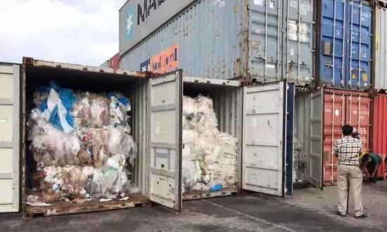 7月16日，在柬埔寨西哈努克港发现了装有塑料废物的集装箱。图源：《卫报》