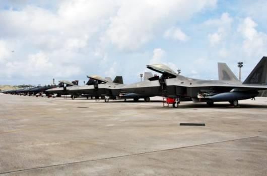 图为停放在机场上的F-22战斗机