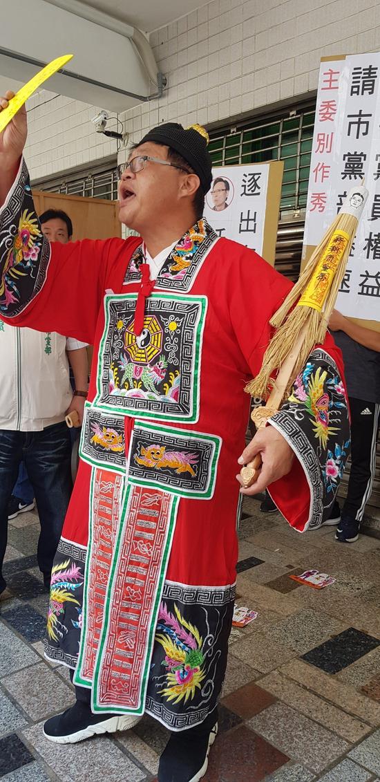 民进党党员穿道袍在台南市党部抗议(图片来源:台媒)