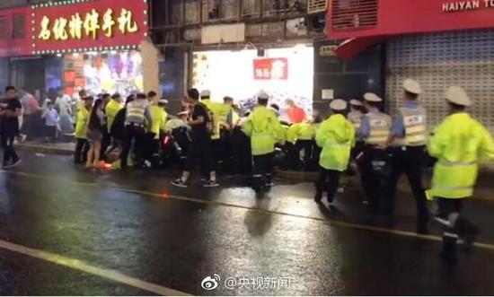 上海商铺招牌脱落 三人被砸死后续谁负责?