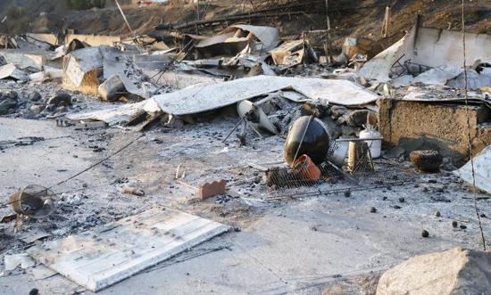 8月9日，在美國加利福尼亞州北部萊克縣，一處建築被大火燒燬。 新華社發