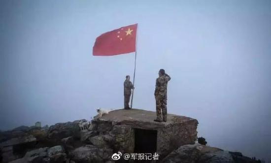 向国旗敬礼