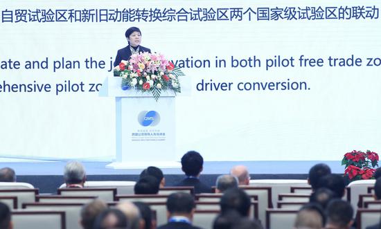 山東省副省長任愛榮在峯會開幕論壇上介紹了山東自貿區建設情況。新京報記者 尹亞飛 攝