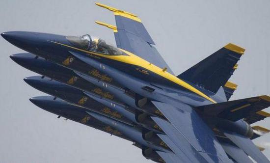资料图片：美海军“蓝天使”表演队F/A-18C战机密集编队飞行。（图片来源于网络）