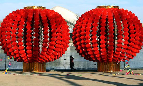 北京龙潭庙会开始布置 春节越来越近