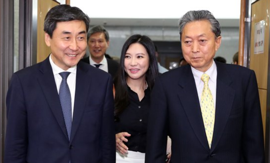 13日,鸠山由纪夫与韩国议员并肩而行。(韩国《中央日报》)