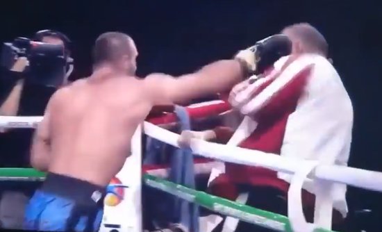 视频：拳击手比赛失利气愤难平 教练前来安抚反被揍