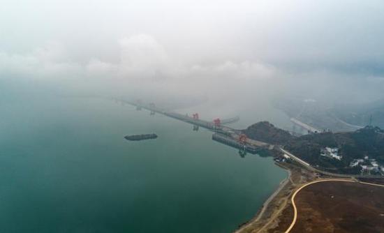 这是12月21日在湖北省秭归县拍摄的三峡大坝(无人机拍摄)。 新华社 图