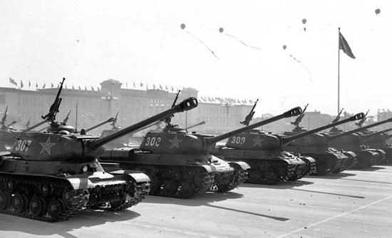 1959年10月1日，中国人民解放军坦克部队通过天安门广场。图源：中国军网