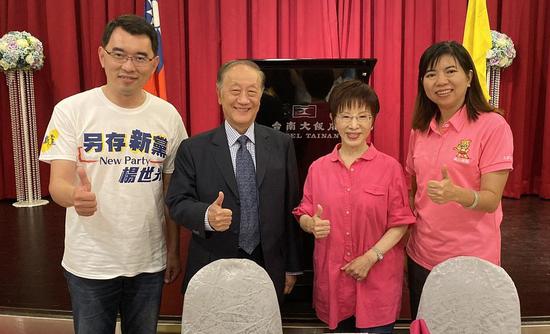 新党主席郁慕明(左二)表态支持洪秀柱选“立委”(右二)(图源:台湾“联合报”)