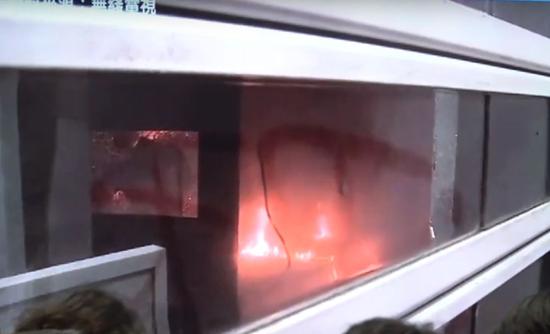 香港警方播放暴徒纵火画面（港媒截图）