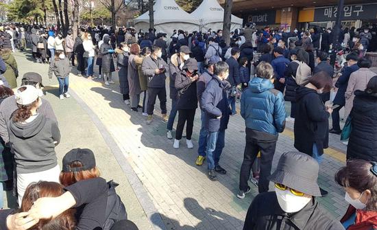 大邱民众排队购买口罩