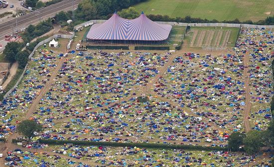 视频：英国音乐节后一片狼藉 6万个帐篷沦为垃圾