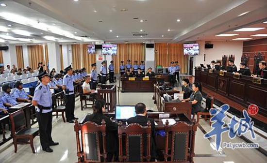 男子表白遭拒纵火致18死:检法“两长”同堂审理