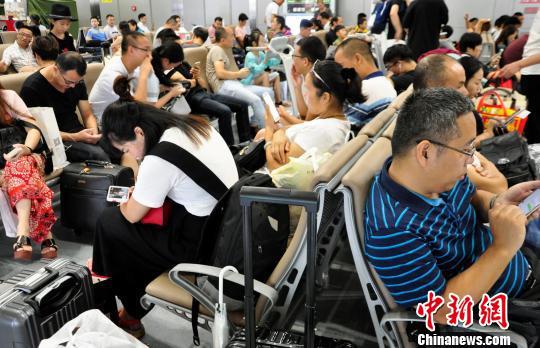 5月17日，成都机场遭遇雷暴天气，致1万多名旅客出行受阻。　吕俊明 摄