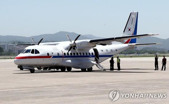 图注：韩国记者团乘坐韩国政府运输机前往朝鲜元山