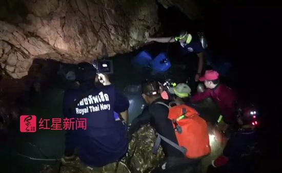 ▲救援人員在黑暗的洞穴和湍急的水流中進行搜救工作 受訪者供圖