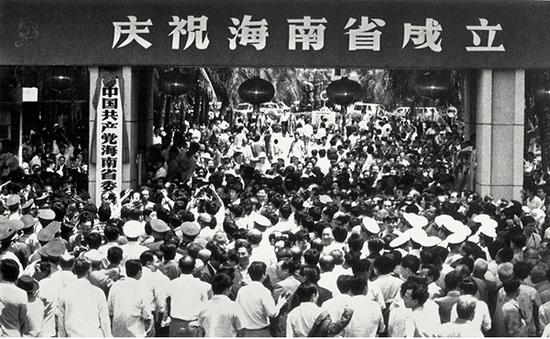 1988年4月26日，海南建省办经济特区，数万名群众聚集在海南省委、省政府门前欢庆。摄影/周可斌