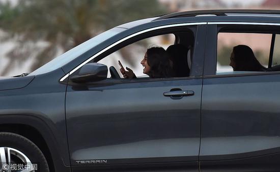 沙特是目前世界上唯一不允许女性开车的国家，违者将被罚款甚至是坐牢。然而，2018年6月24日开始，这一切将成为历史。这天起，沙特妇女将被允许开车并且合法拥有驾照。目前，沙特的女性驾校已经是人满为患了。