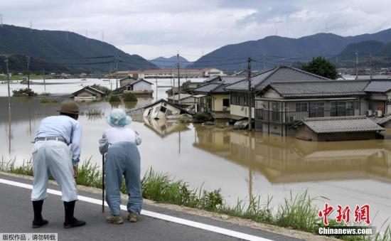 受活躍梅雨鋒面影響，日本西部地區(qū)暴雨災(zāi)情繼續(xù)擴(kuò)大，警察、消防和自衛(wèi)隊(duì)仍在奮力開(kāi)展救援行動(dòng)。