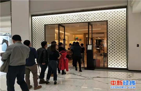 同一时间内,商场内的其他奢侈品品牌店门口顾客排起了队。中新经纬 赵佳然 摄