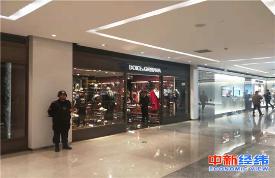 杜嘉班纳SKP分店门口仅有一名保安。中新经纬 赵佳然 摄