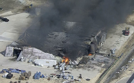 航拍：美国得州一化工厂爆炸起火 现场浓烟滚滚