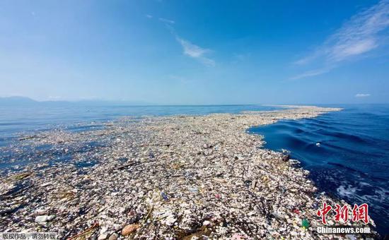 摄影师Caroline Power在距离洪都拉斯罗阿坦岛仅有15英里远的海域拍摄到令人惊讶的“塑料垃圾海”，被污染的地区有近5英里，令人触目惊心。