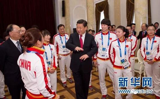 2014年2月7日，习近平在俄罗斯索契亲切看望参加第22届冬奥会的中国体育代表团。新华社记者 黄敬文摄 