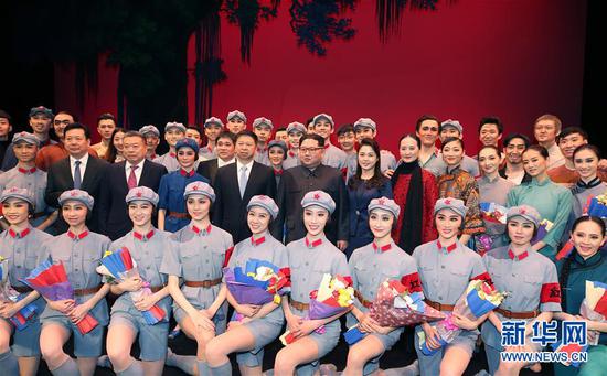 4月16日，朝鲜劳动党委员长、国务委员会委员长金正恩和夫人李雪主在平壤观看中国艺术团演出的芭蕾舞剧《红色娘子军》。演出结束时，金正恩和李雪主上台同演职人员合影留念。新华社记者 姚大伟 摄