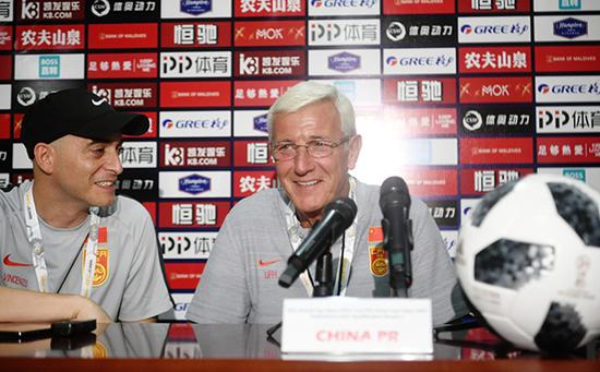 中国队主教练里皮（右）在新闻发布会上回答记者提问。