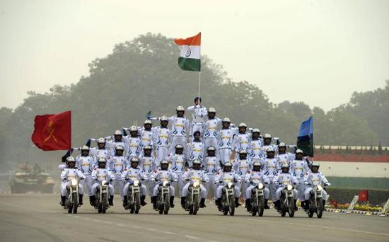 资料图片：印度建军68周年纪念日时，印度部队在阅兵式上展示摩托车行进技巧。 新华社
