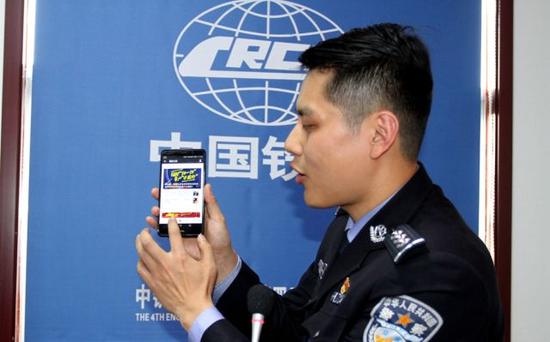 西安户籍政策2.0版本,手机即可完成落户,民警向企业人员讲解“掌上户籍室”操作指南
