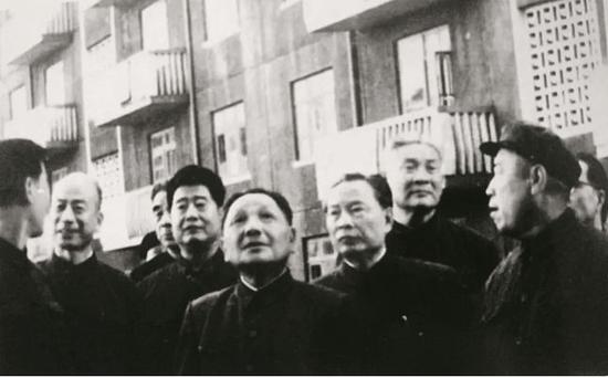 1978年9月20日，邓小平在中共天津市委第一书记林乎加（左二）等陪同下，视察天津市河北区黄纬路居民住宅建设工地。